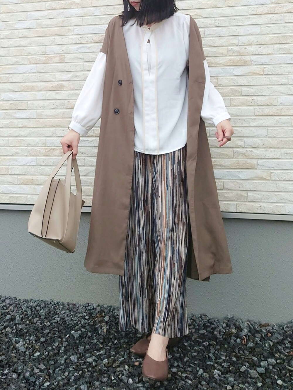 ホワイト系のシャツ/ブラウス、ブラウン系のワンピース、グレー系のシューズを着用したレディースの夏コーディネートの1枚目の写真