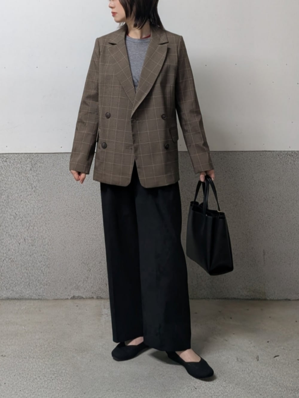 ブラック系のパンプス、ブラック系のトートバッグを着用したレディースの春コーディネートの1枚目の写真