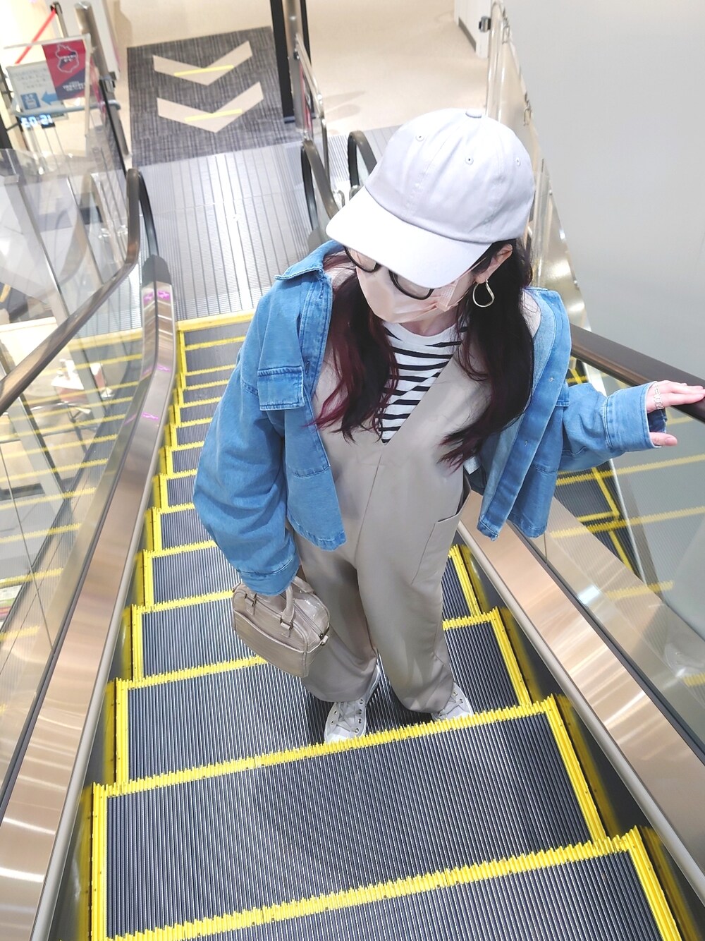 ベージュ系のつなぎ/オールインワン、グレー系のショルダーバッグ、ホワイト系のTシャツ/カットソーを着用したレディースの春コーディネートの2枚目の写真