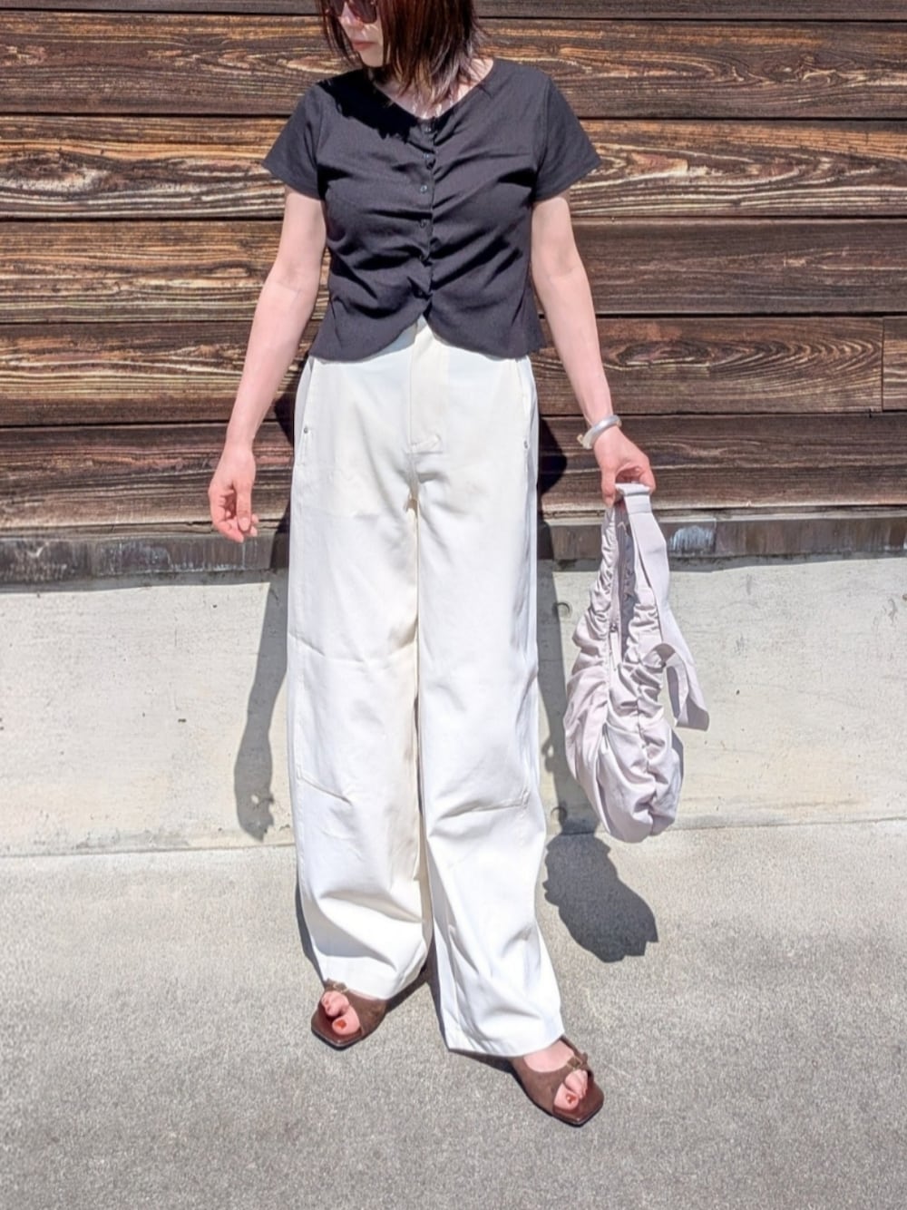 ホワイト系のその他パンツ、ブラック系のTシャツ/カットソー、シルバー系のバングル/リストバンドを着用したレディースの夏コーディネートの1枚目の写真