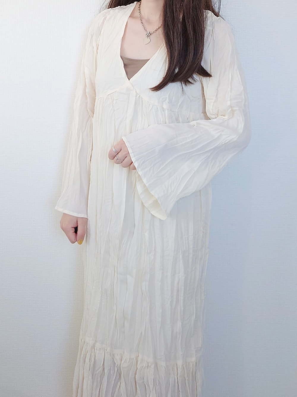 ホワイト系のワンピース、ホワイト系のバレエシューズ、ベージュ系のバッグを着用したレディースの冬コーディネートの2枚目の写真