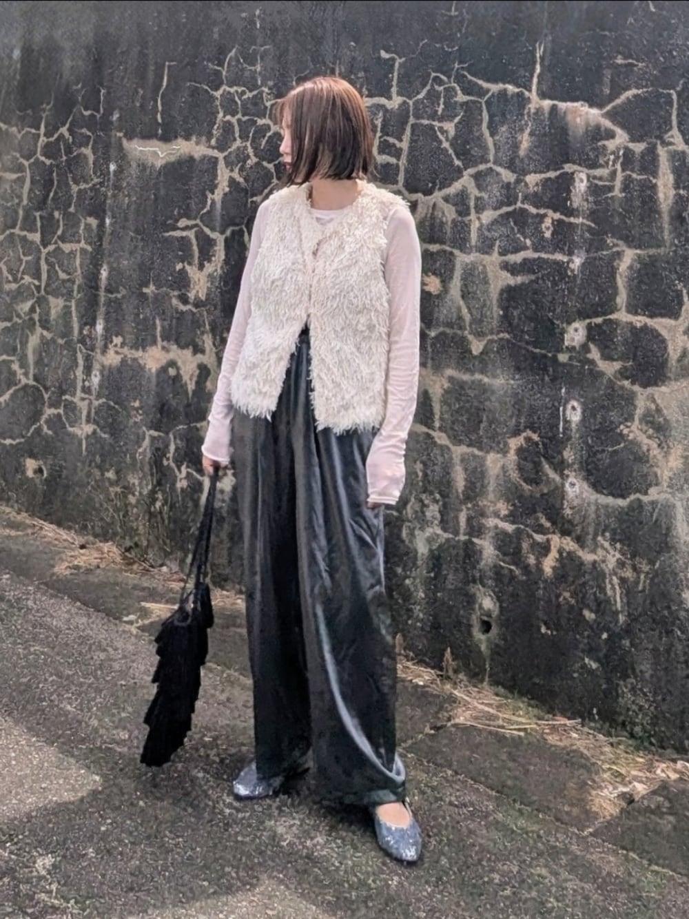 ホワイト系のベスト、ブラック系のその他パンツ、シルバー系のパンプスを着用したレディースの夏コーディネートの1枚目の写真