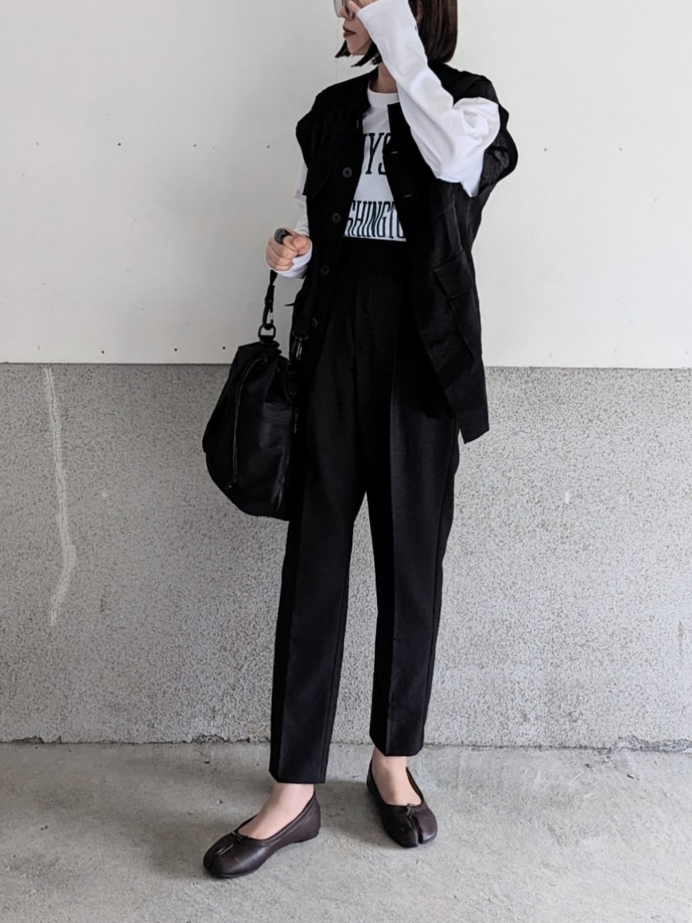 ブラック系のその他パンツ、ホワイト系のTシャツ/カットソー、ブラック系のシャツ/ブラウスを着用したレディースの秋コーディネートの1枚目の写真