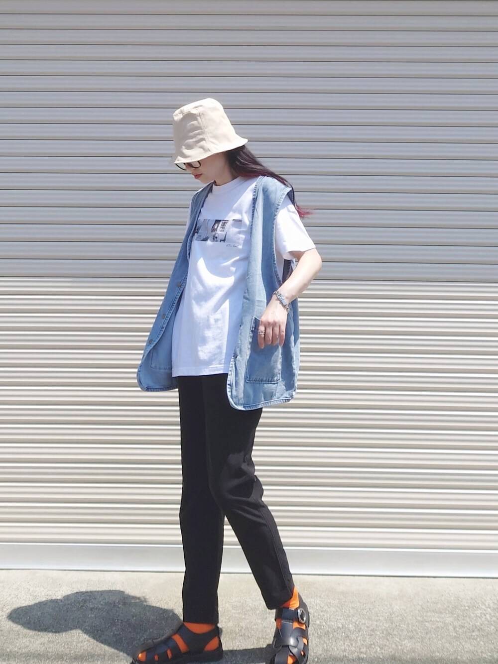 ブラック系のその他パンツ、ホワイト系のTシャツ/カットソー、ブラック系のサンダルを着用したレディースの春コーディネートの1枚目の写真