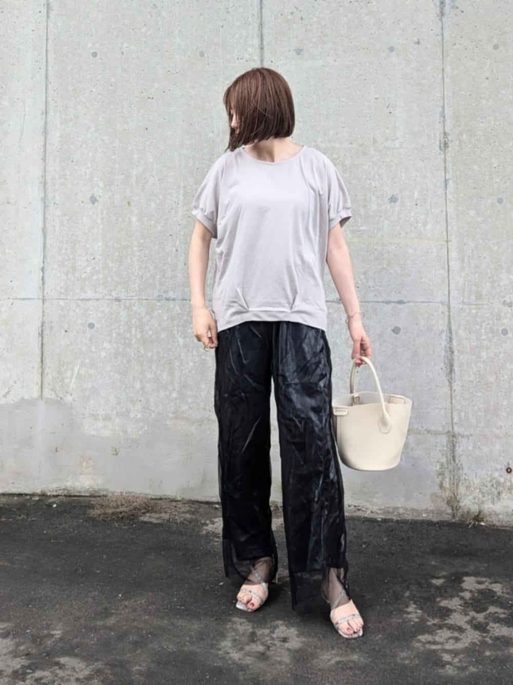 ベージュ系のTシャツ/カットソー、ブラック系のその他パンツ、ブラック系のその他パンツを着用したレディースの夏コーディネートの1枚目の写真