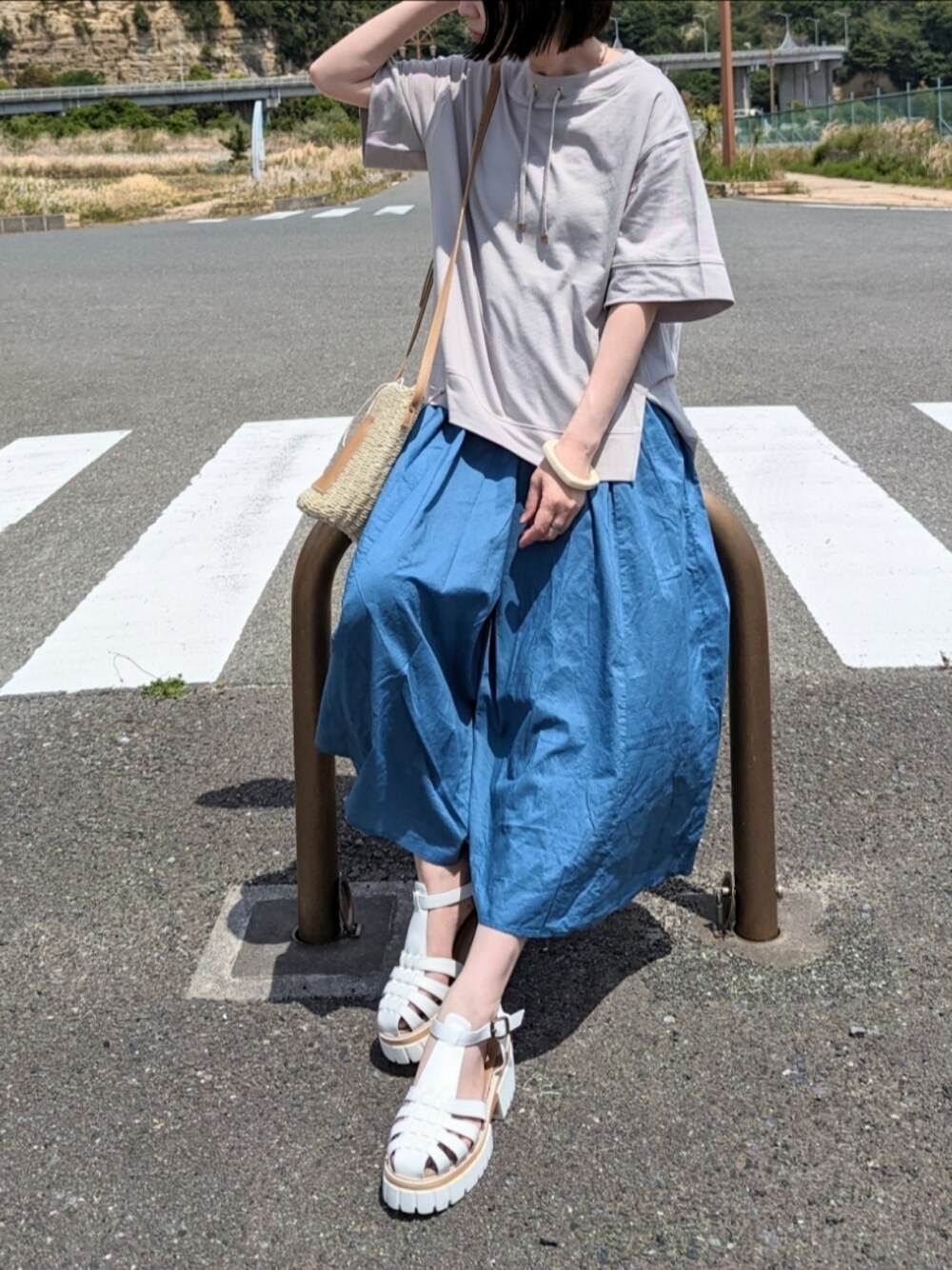グレー系のTシャツ/カットソー、ブルー系のその他パンツ、ホワイト系のサンダルを着用したレディースの春コーディネートの1枚目の写真