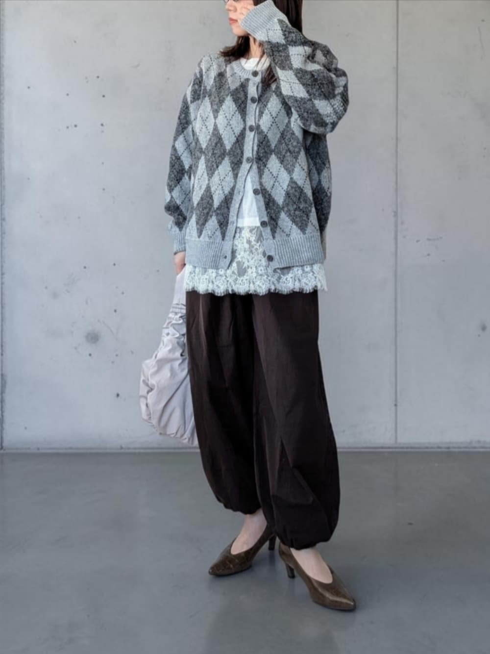 グレー系のカーディガン/ボレロ、ホワイト系のTシャツ/カットソーを着用したレディースの秋コーディネートの1枚目の写真