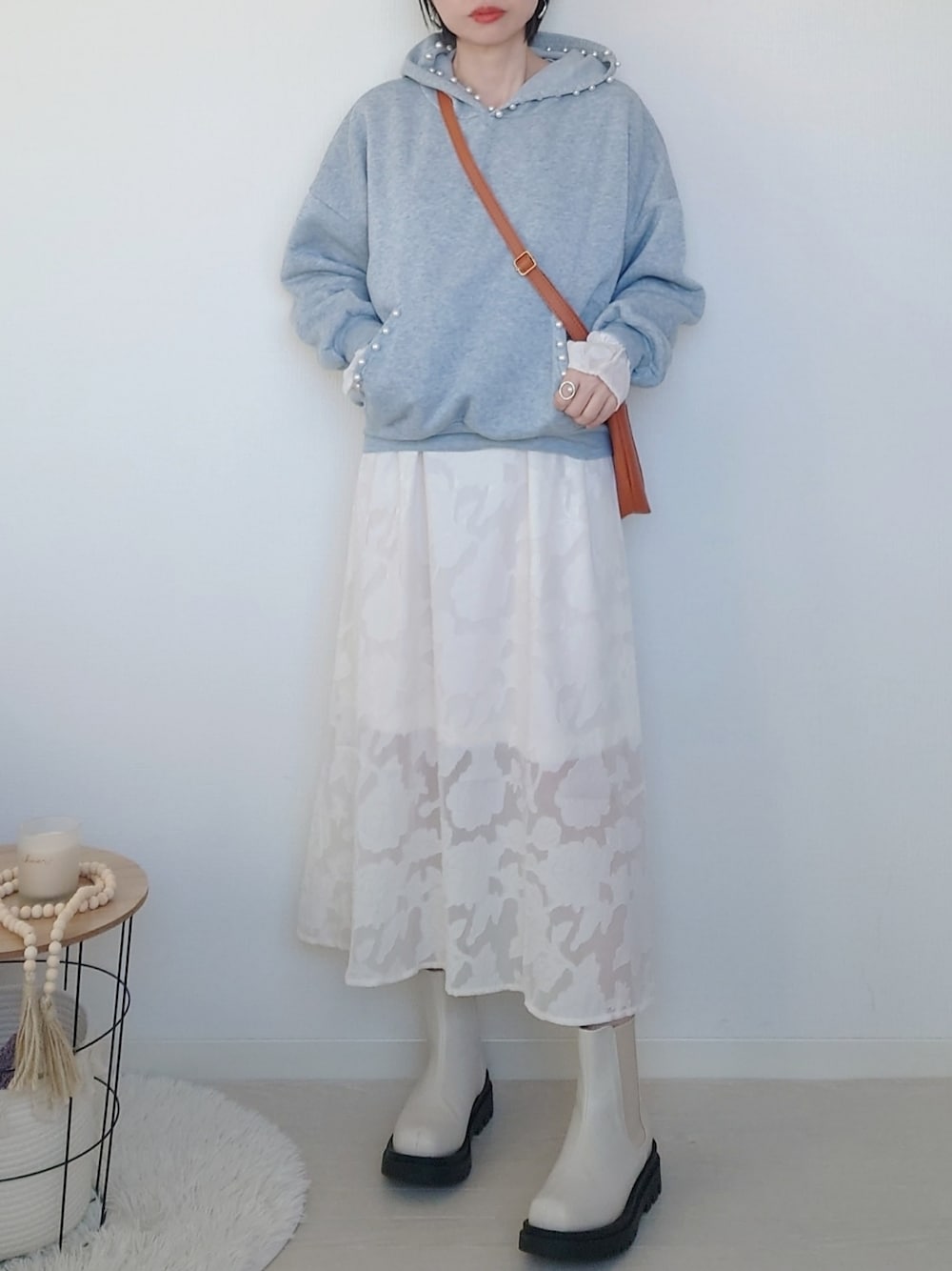 グレー系のその他トップス、ホワイト系のワンピース、ブラウン系のショルダーバッグを着用したレディースの冬コーディネートの1枚目の写真