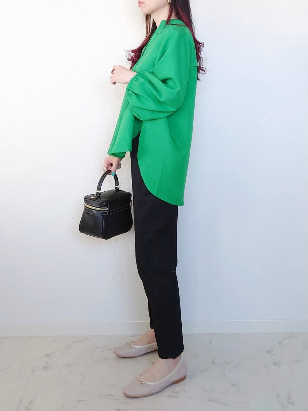 ブラック系のデニムパンツ、グリーン系のその他トップス、ベージュ系のバレエシューズを着用したレディースの春コーディネートの2枚目の写真