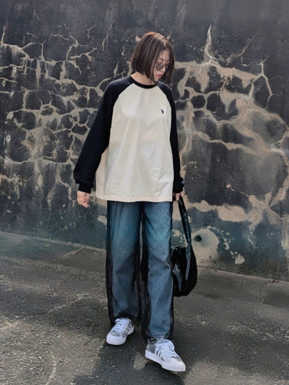 その他のTシャツ/カットソー、ブラック系のその他パンツ、シルバー系のスニーカーを着用したレディースの秋コーディネートの1枚目の写真