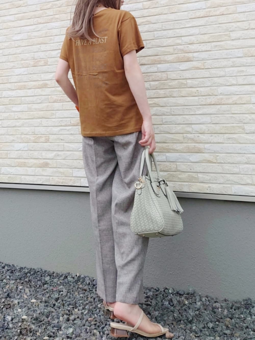 ブラウン系のTシャツ/カットソー、ブラウン系のその他パンツ、ベージュ系のサンダルを着用したレディースの夏コーディネートの1枚目の写真
