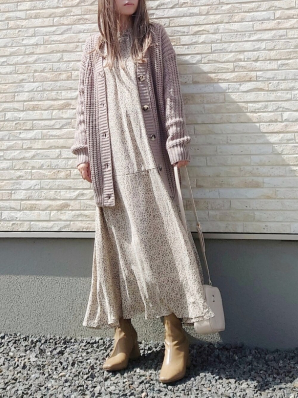 「sugarbisket、La-gemme、murua、GU、淡色コーデ、ワントーンコーデ、プチプラ、秋コーデ、秋服準備はじめました、ベージュ、スクエアトゥ、ワンピース、PR、スクエアバッグ、カーディガン」｜「SUGAR BISKETのローゲージニットカーディガン（カーディガン/ボレロ、ベージュ系）」を使った、yume さん（レディース・160cm）の秋コーディネートの1枚目の写真