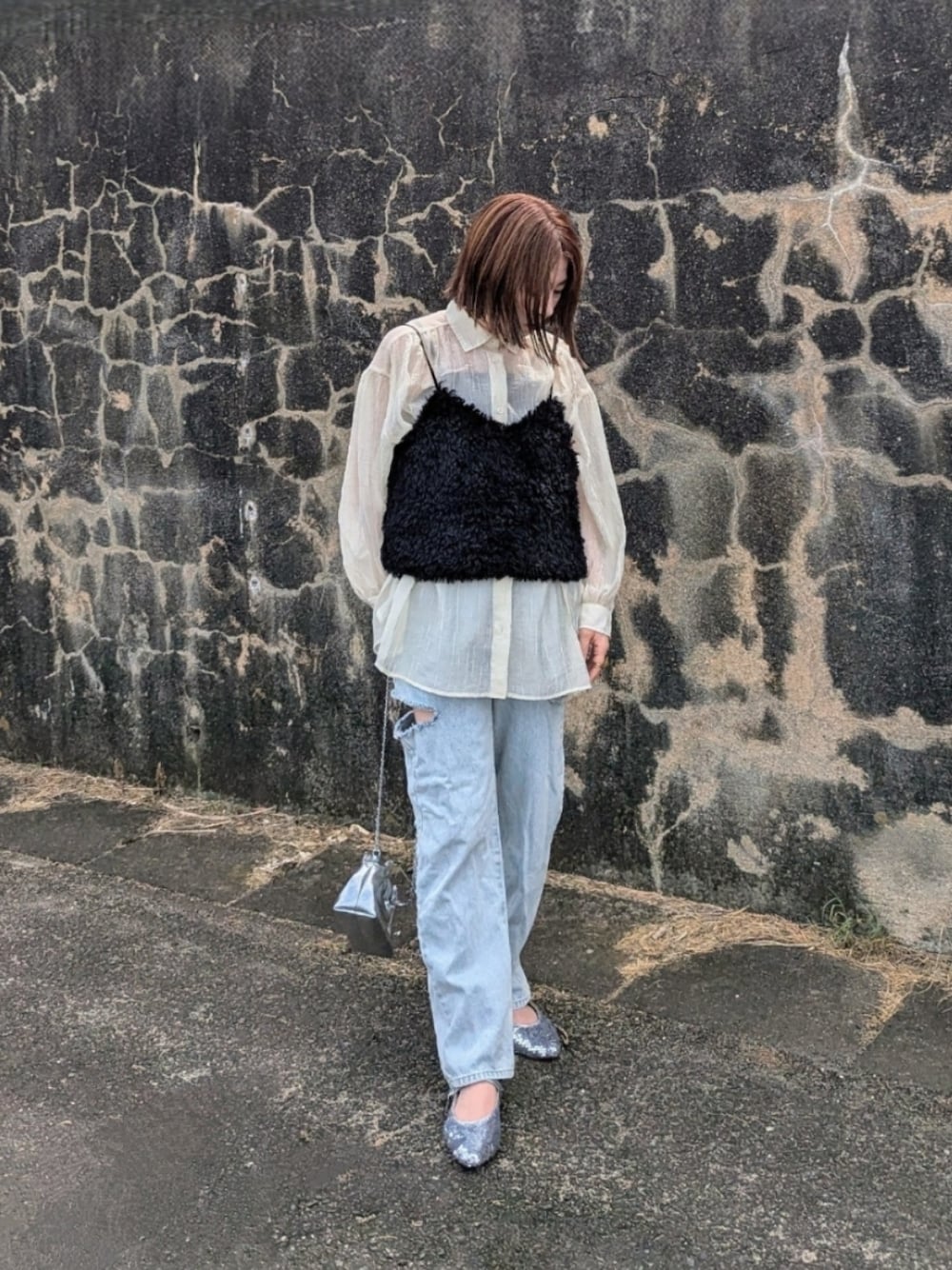 ブラック系のキャミソール、ベージュ系のシャツ/ブラウス、ブルー系のデニムパンツを着用したレディースの夏コーディネートの1枚目の写真