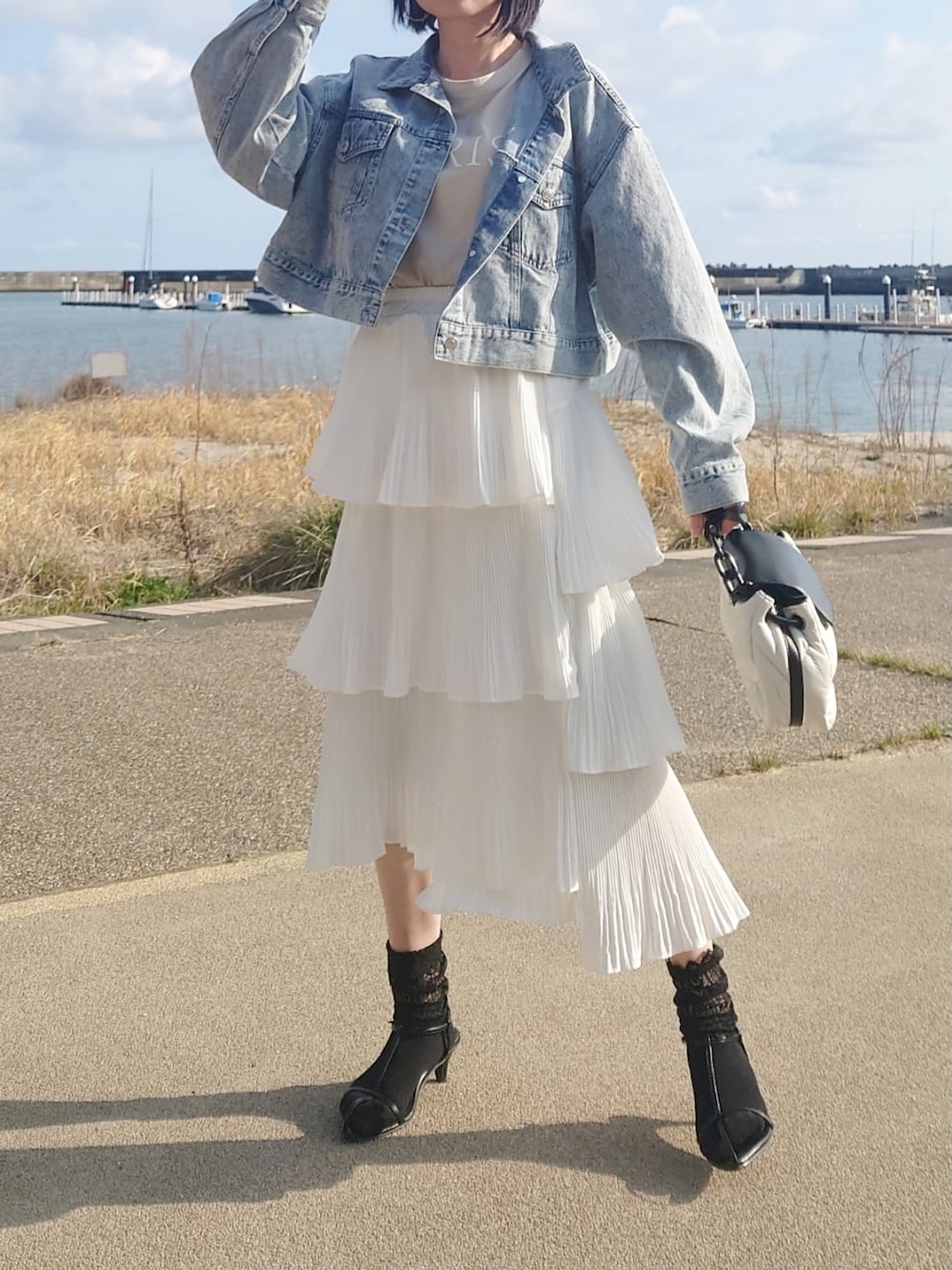 ベージュ系のその他トップス、ホワイト系のスカート、ブルー系のデニムジャケットを着用したレディースの春コーディネートの1枚目の写真
