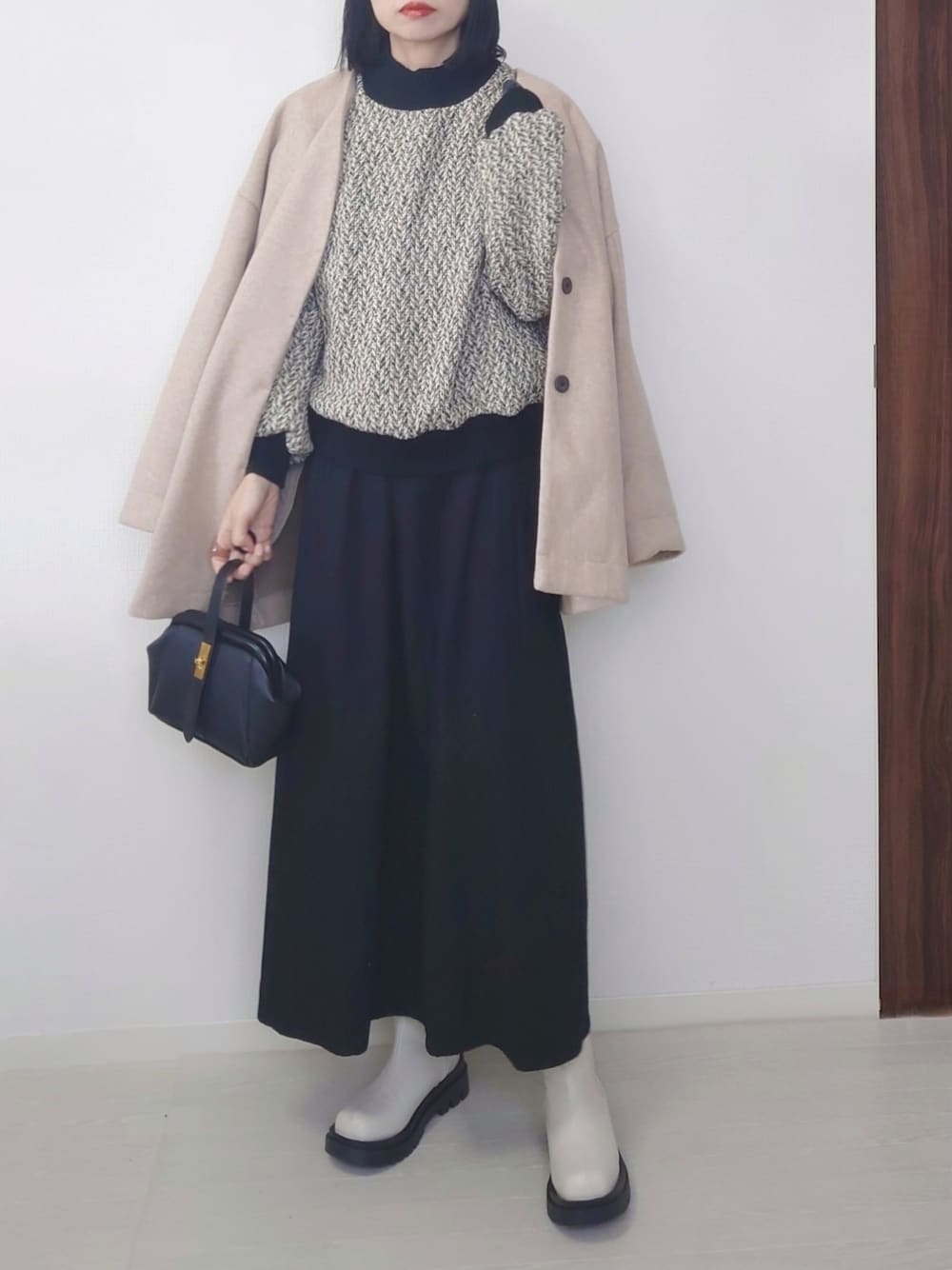 ベージュ系のその他トップス、ベージュ系のノーカラーコート、グレー系のワンピースを着用したレディースの秋コーディネートの1枚目の写真