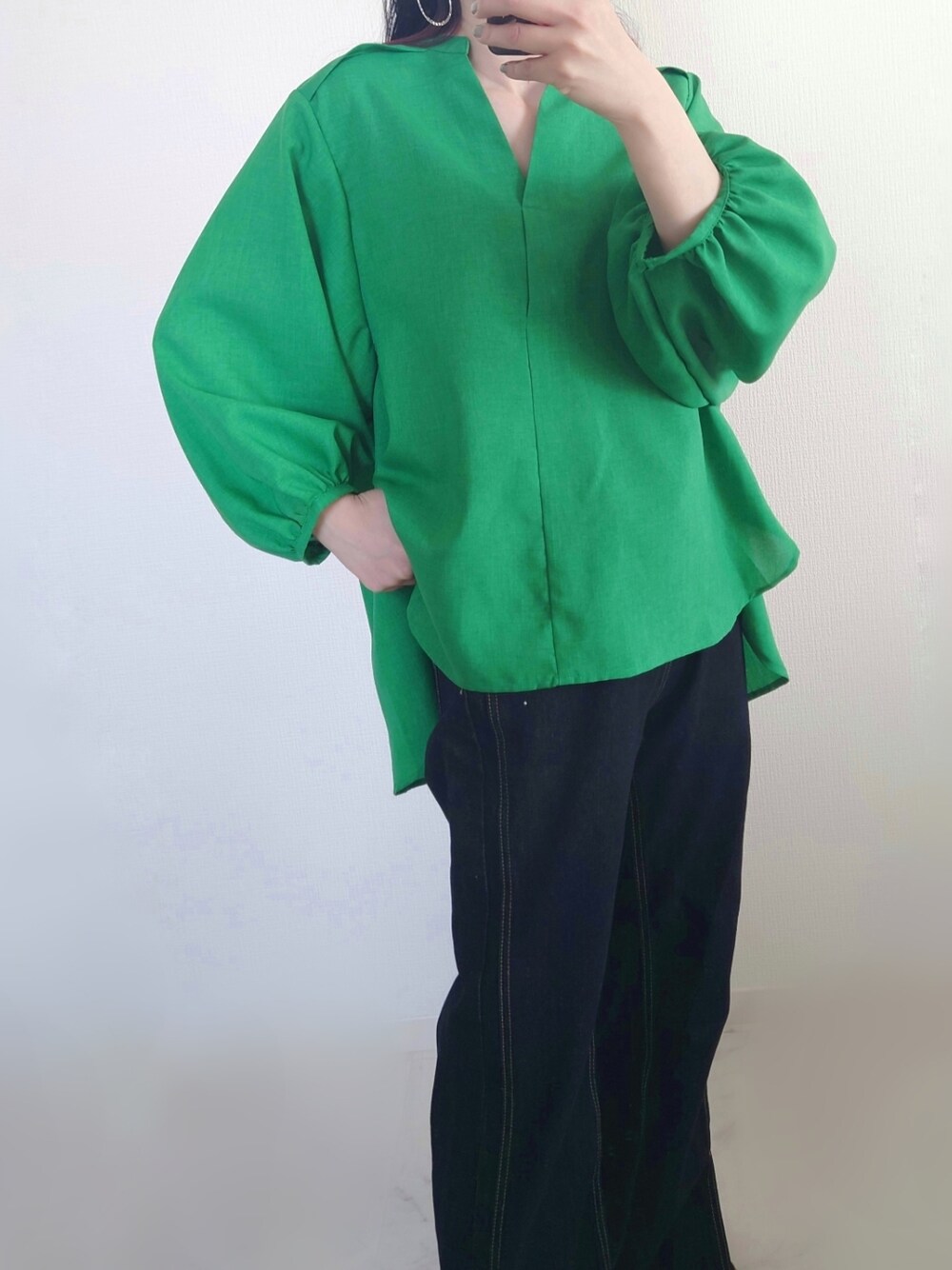 グリーン系のその他トップス、グレー系のショルダーバッグ、ブルー系のデニムパンツを着用したレディースの春コーディネートの2枚目の写真