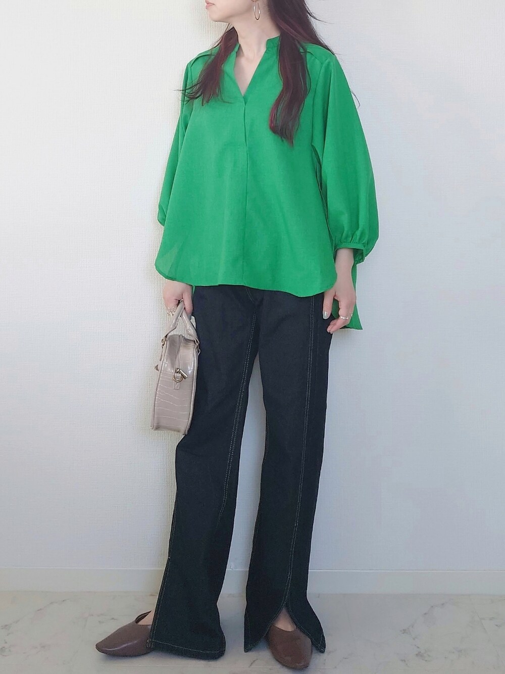グリーン系のその他トップス、グレー系のショルダーバッグ、ブルー系のデニムパンツを着用したレディースの春コーディネートの1枚目の写真