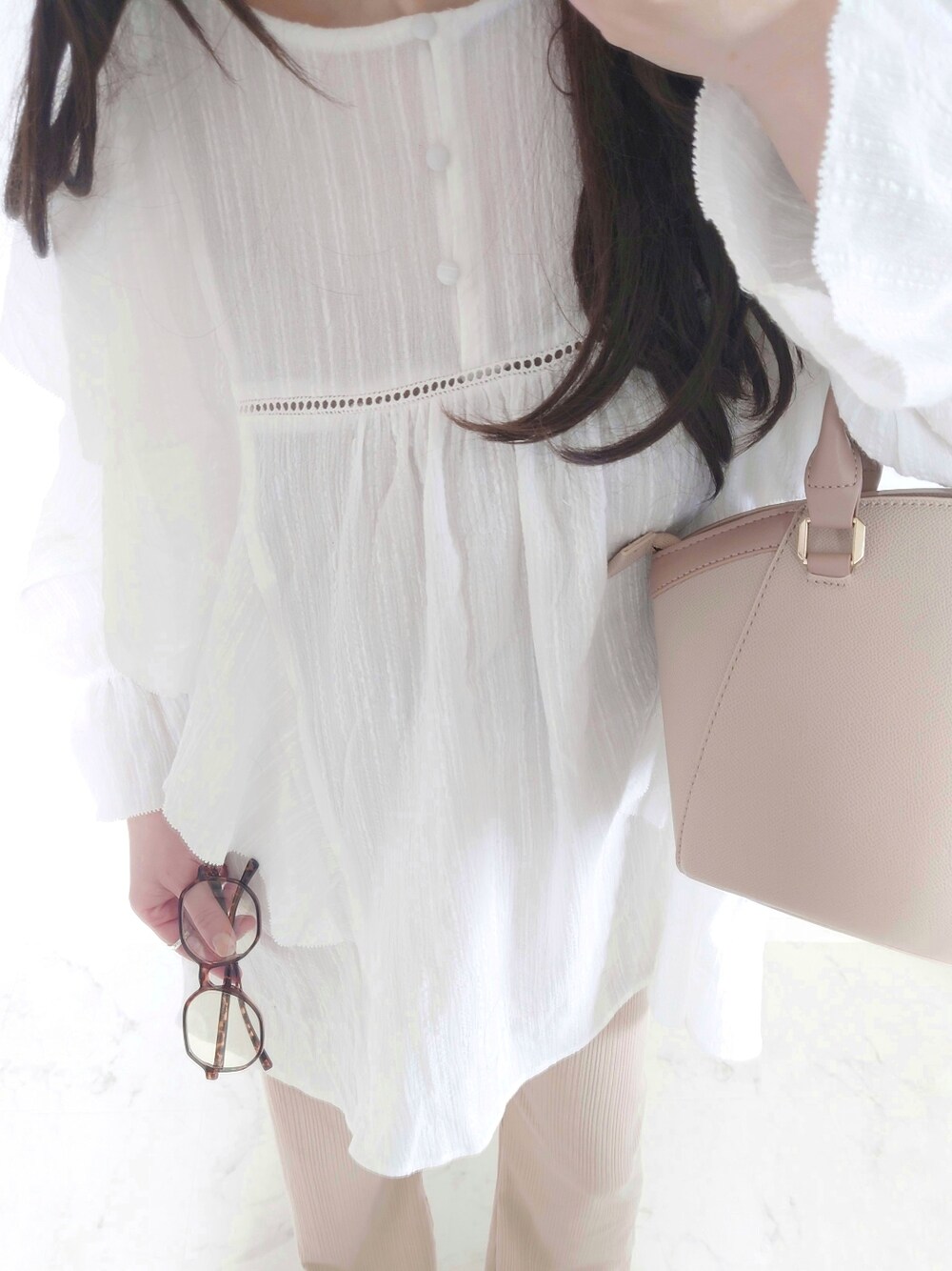 ベージュ系のその他パンツ、ホワイト系のシャツ/ブラウス、グリーン系のパンプスを着用したレディースの冬コーディネートの2枚目の写真