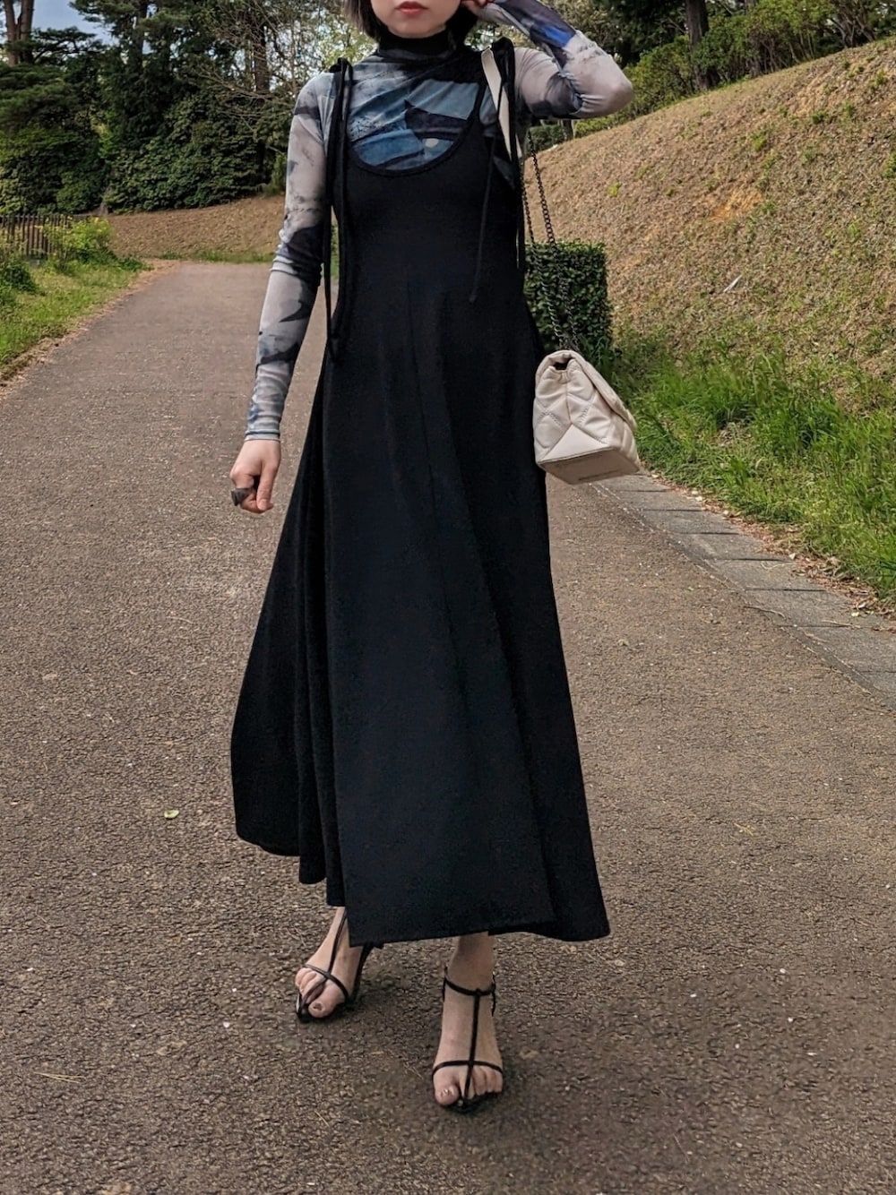 グリーン系のその他トップス、ブラック系のワンピース、ホワイト系のショルダーバッグを着用したレディースの春コーディネートの1枚目の写真