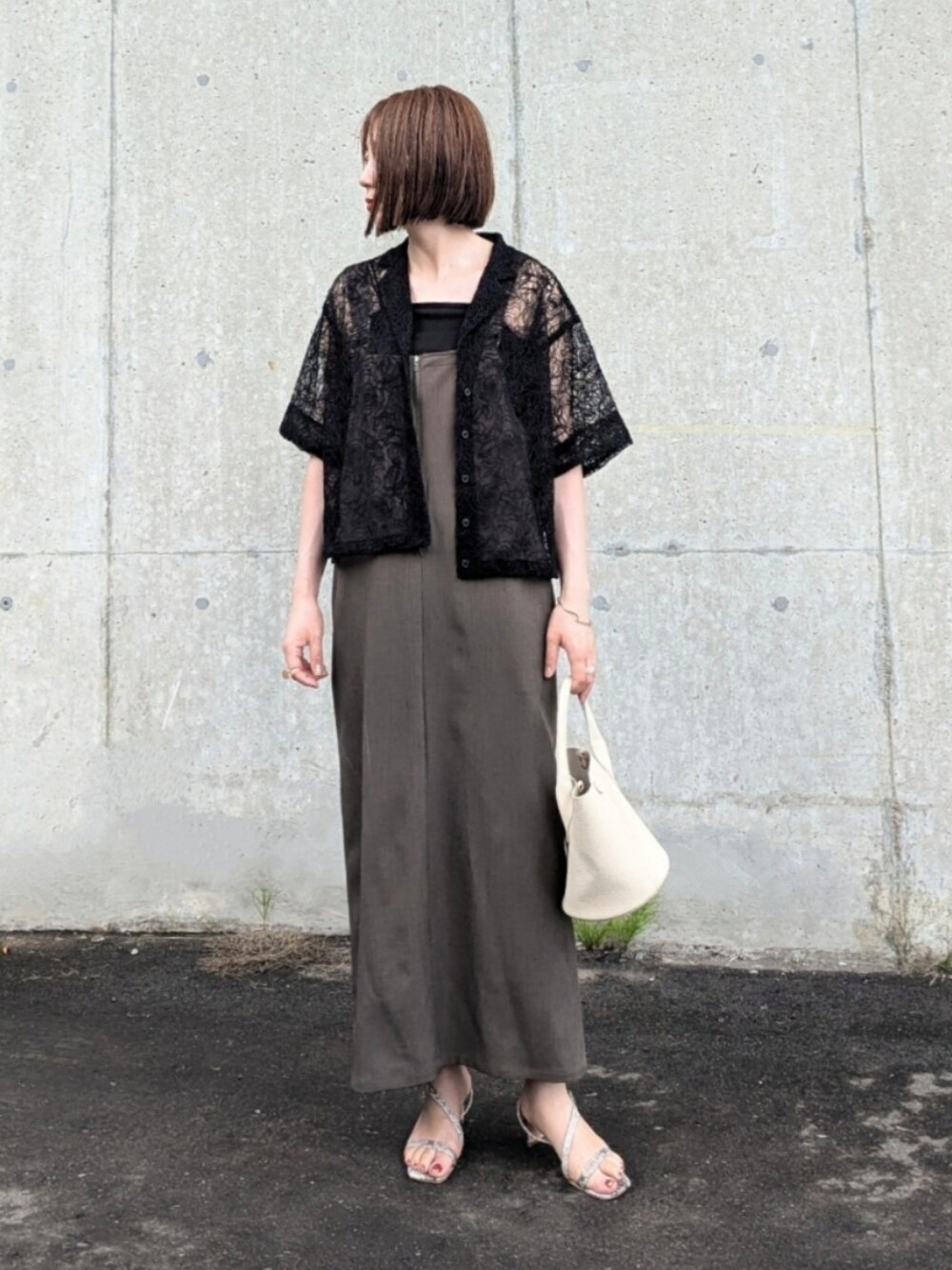 ブラック系のシャツ/ブラウス、ベージュ系のワンピース、ブラック系のキャミソールを着用したレディースの夏コーディネートの1枚目の写真