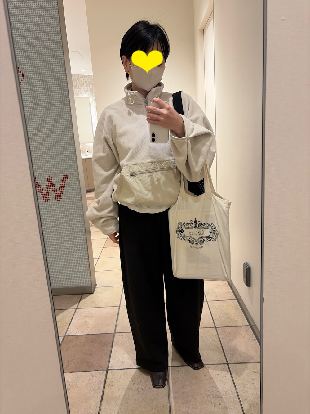 ホワイト系のブルゾン、ブラック系のその他パンツ、ブラウン系のブーツを着用したレディースの冬コーディネートの1枚目の写真