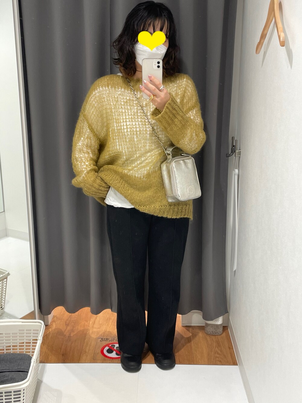 グリーン系のニット/セーター、ブラック系のその他パンツ、グレー系のショルダーバッグを着用したレディースの秋コーディネートの1枚目の写真