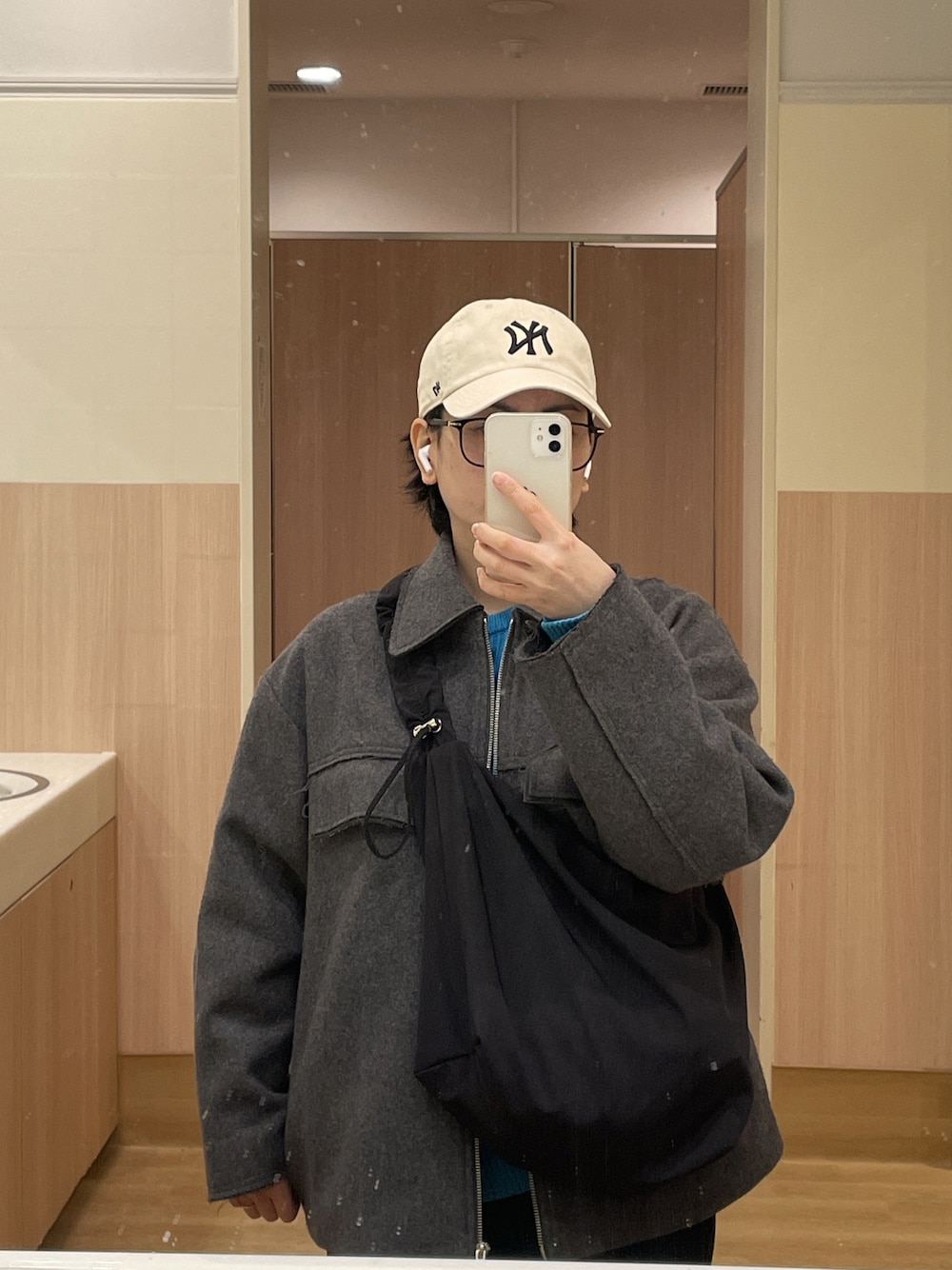 「低身長、低身長コーデ、シールームリン、searoomlynn、青ニット、白キャップ、大人カジュアル、カバーオール、ダブルジップ」｜「LA PEAU DE GEMの【LA PEAU DE GEM】ウールカバーオール（カバーオール、グレー系）」を使った、まーむちゃんさん（レディース・155cm）の冬コーディネートの1枚目の写真