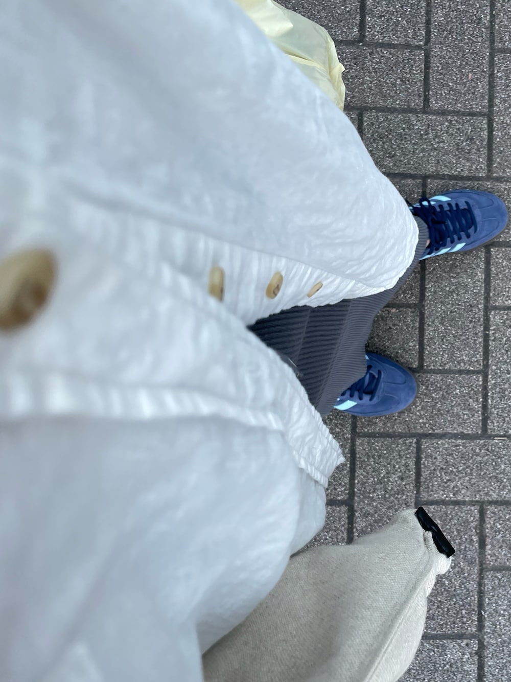 「楽チンコーデ、低身長、低身長コーデ、大人カジュアルコーデ、su-yan、アテセン、ATHE CEN、ATHECEN、スニーカー、青スニーカー、スアン」｜「CIAOPANIC TYPYの【体型カバー】リネンレーヨンドルマンシャツ（シャツ/ブラウス、ホワイト系）」を使った、まーむちゃんさん（レディース・155cm）の夏コーディネートの1枚目の写真