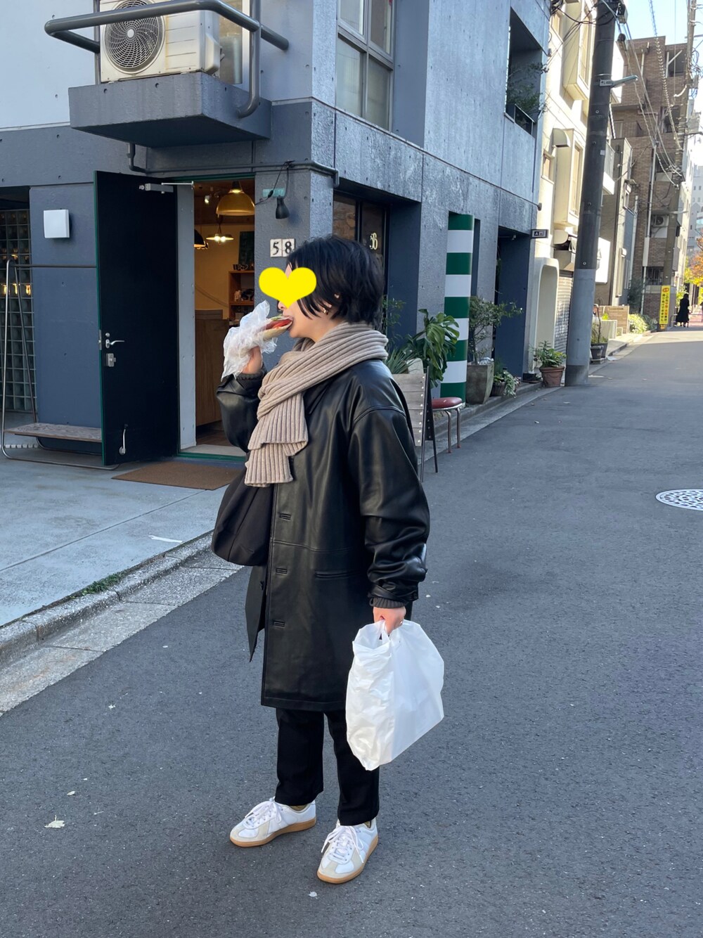 「レザージャケット、白スニーカー、低身長、低身長コーデ、低身長女子、大人カジュアル、オーバーサイズコート」｜「TODAYFULのエコレザーオーバージャケット（テーラードジャケット、ブラック系）」を使った、まーむちゃんさん（レディース・155cm）の冬コーディネートの1枚目の写真