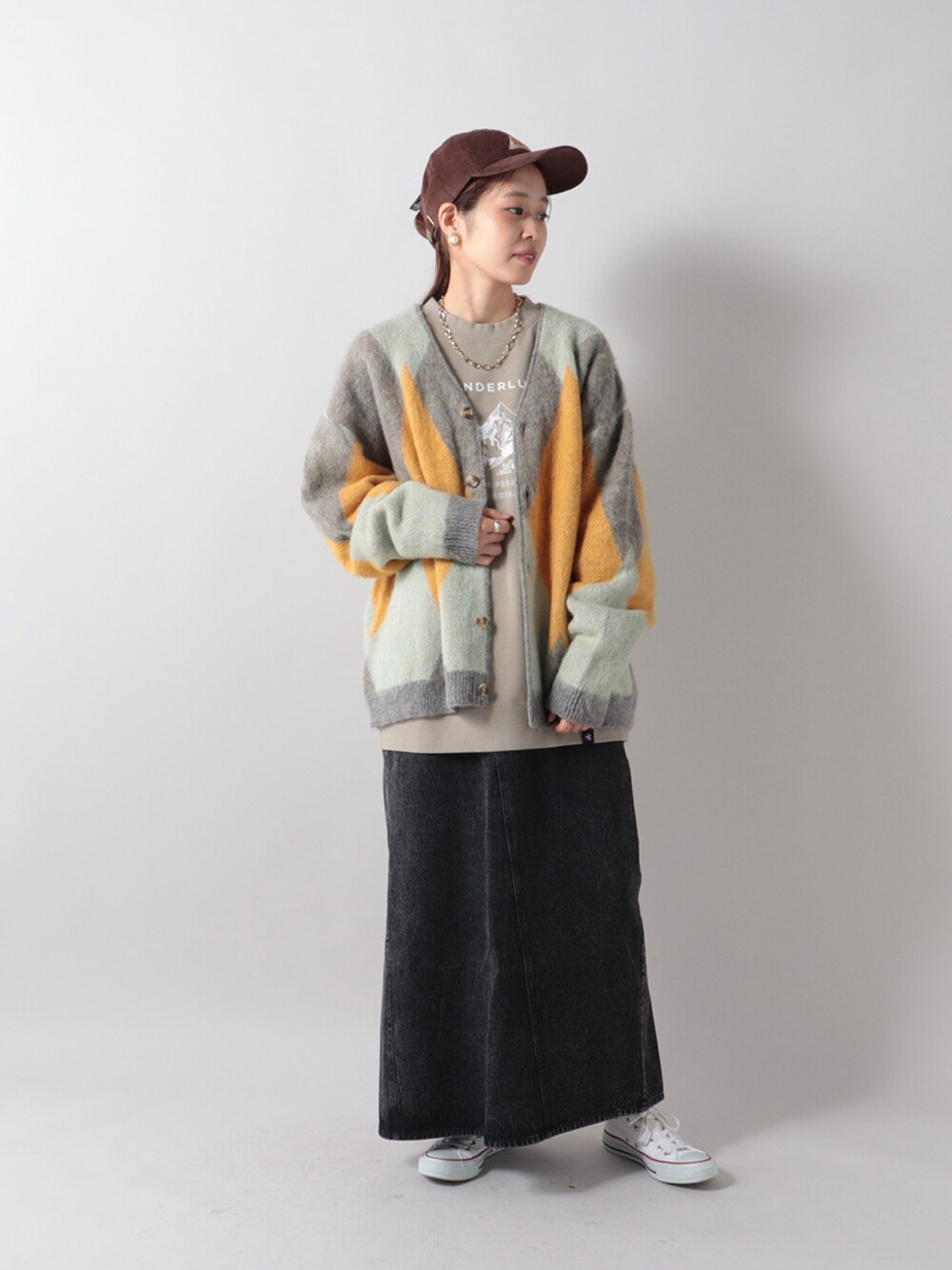 「フレディアンドグロスター、FREDY&GLOSTER、gloster、モヘアカーディガン、チェック、チェック柄、カーディガン、秋服準備はじめました、秋トレンド2021、グラフィックＴ、スウェット、モヘアニット、キャップ、コーデュロイ、白スニーカー」｜「KELTYの【KELTY/ケルティ】CORDUROY LOGO CAP コーデュロイロゴキャップ（キャップ、ブラウン系）」を使った、GLOSTER stylingさん（レディース・160cm）の秋コーディネートの1枚目の写真