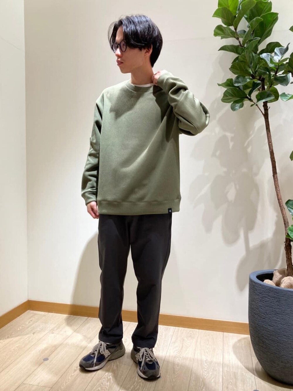 グリーン系のスウェット、グレー系のその他パンツを着用したメンズの冬コーディネートの1枚目の写真