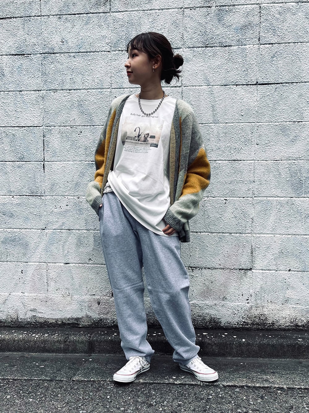 「フレディアンドグロスター、FREDY&GLOSTER、gloster、モヘアニット、モヘア、モヘアカーディガン、カーディガン、ロンT、スウェットパンツ、プリントT、秋コーデ、秋服準備はじめました、グラフィックロンT、レイヤードスタイル、チェック」｜「GLOSTERの【GLOSTER/グロスター】モヘヤミックスカーディガン レオパード/フラッグチェック/アーガイル（カーディガン/ボレロ、グレー系）」を使った、GLOSTER stylingさん（レディース・160cm）の秋コーディネートの1枚目の写真