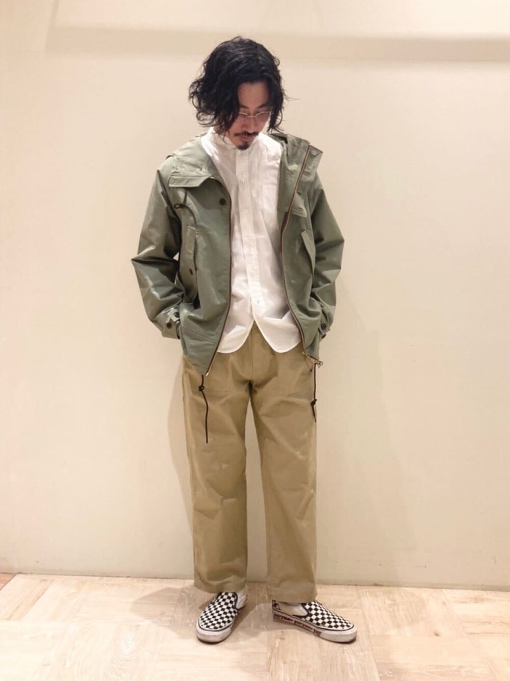 グリーン系のブルゾン、ホワイト系のシャツ/ブラウス、ベージュ系のその他パンツを着用したメンズの冬コーディネートの1枚目の写真