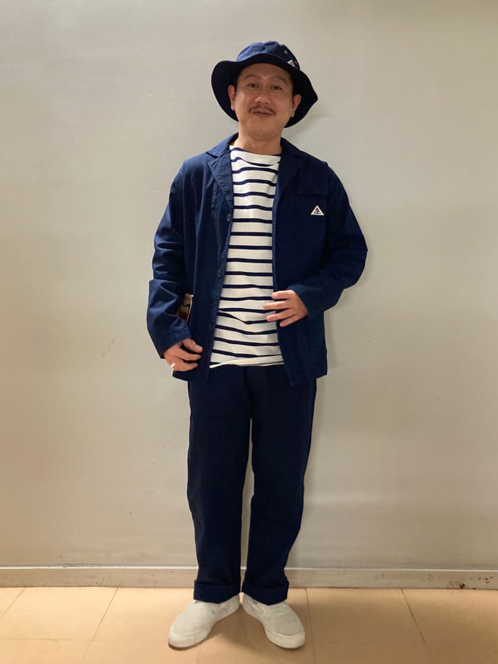 「フレディアンドグロスター、FREDY&GLOSTER、gloster、休日スタイル、休日コーデ、セットアップ、セットアップスタイル、ボーダー、ボーダートップス、シンプル、シンプルコーデ、春コーデ、バケットハット、レイヤードスタイル」｜「GEVACOの【GEVACO/ゲバコ】ユーロワーク ヘリンボンカバーオール（カバーオール、ブルー系）」を使った、GLOSTER stylingさん（メンズ・165cm）の冬コーディネートの1枚目の写真