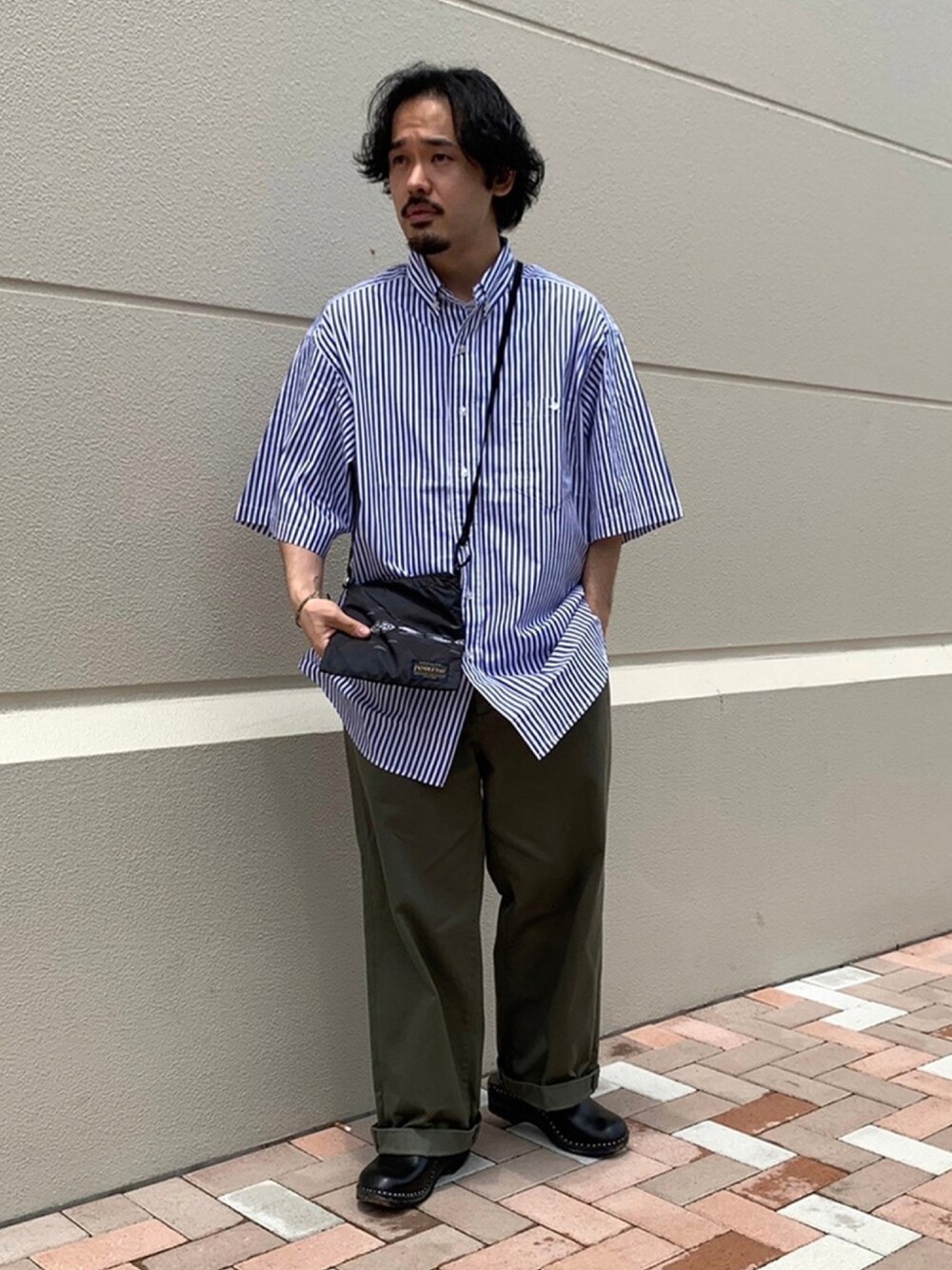 グリーン系のその他パンツ、ブルー系のシャツ/ブラウスを着用したメンズの夏コーディネートの1枚目の写真