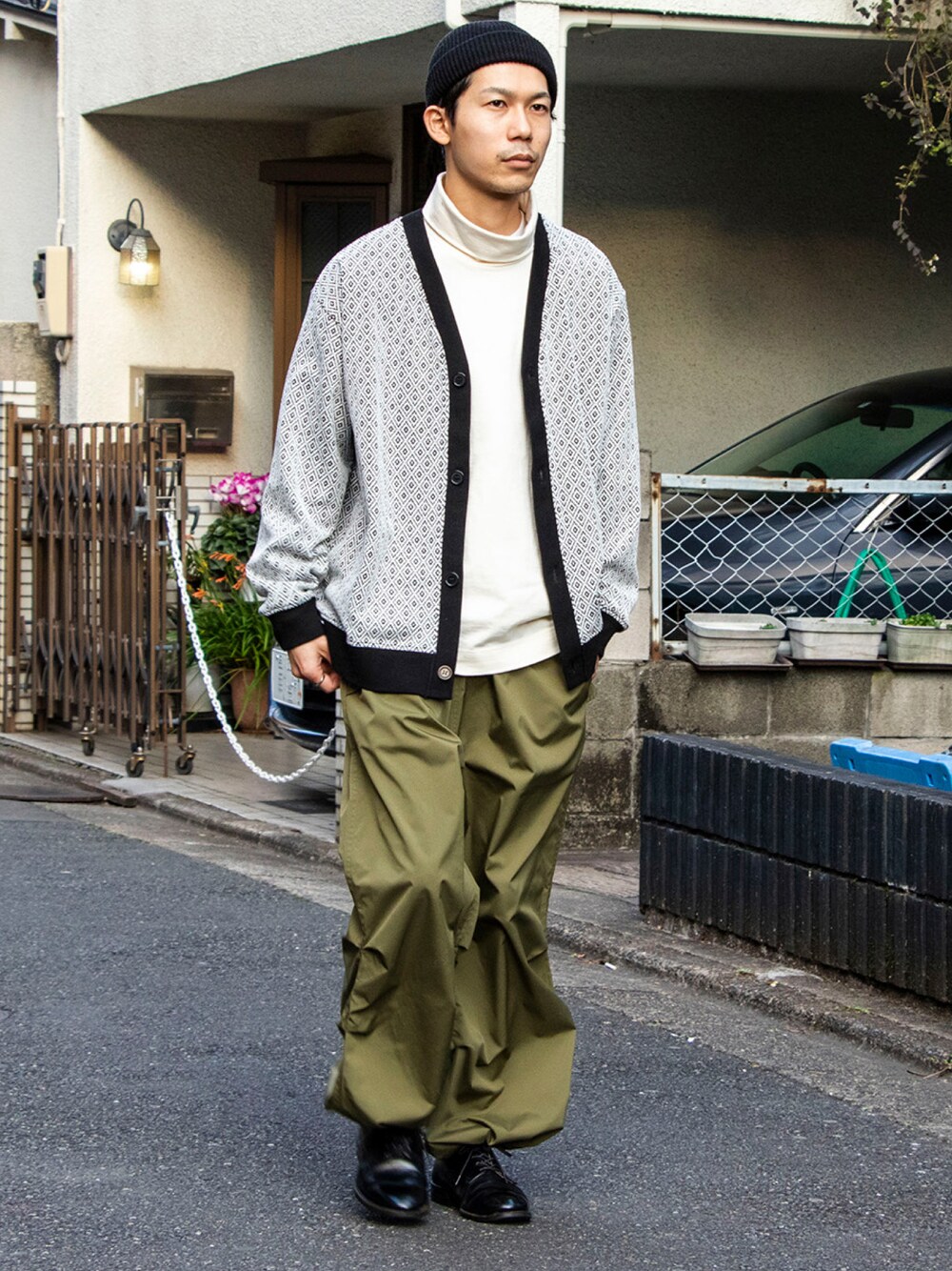 ホワイト系のTシャツ/カットソー、ホワイト系のカーディガン/ボレロ、グリーン系のその他パンツを着用したメンズの冬コーディネートの1枚目の写真