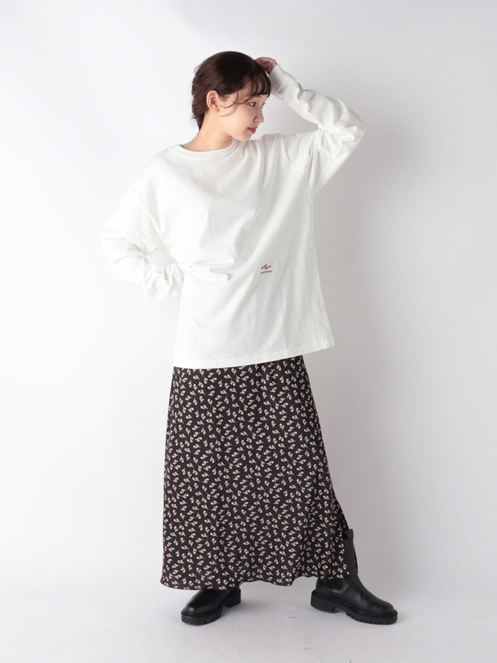 「ビッグシルエット、スカート、プリント、ロンT、休日スタイル、FREDY&GLOSTER、ビックシルエット、プリントT、バックプリント、ゆるコーデ、チェルシーブーツ、フレディアンドグロスター、サテンスカート、秋服準備はじめました、ラブアンドピース2021」｜「fredy emueのサテンマーメイドスカート（スカート、ブラック系）」を使った、GLOSTER stylingさん（レディース・160cm）の秋コーディネートの1枚目の写真