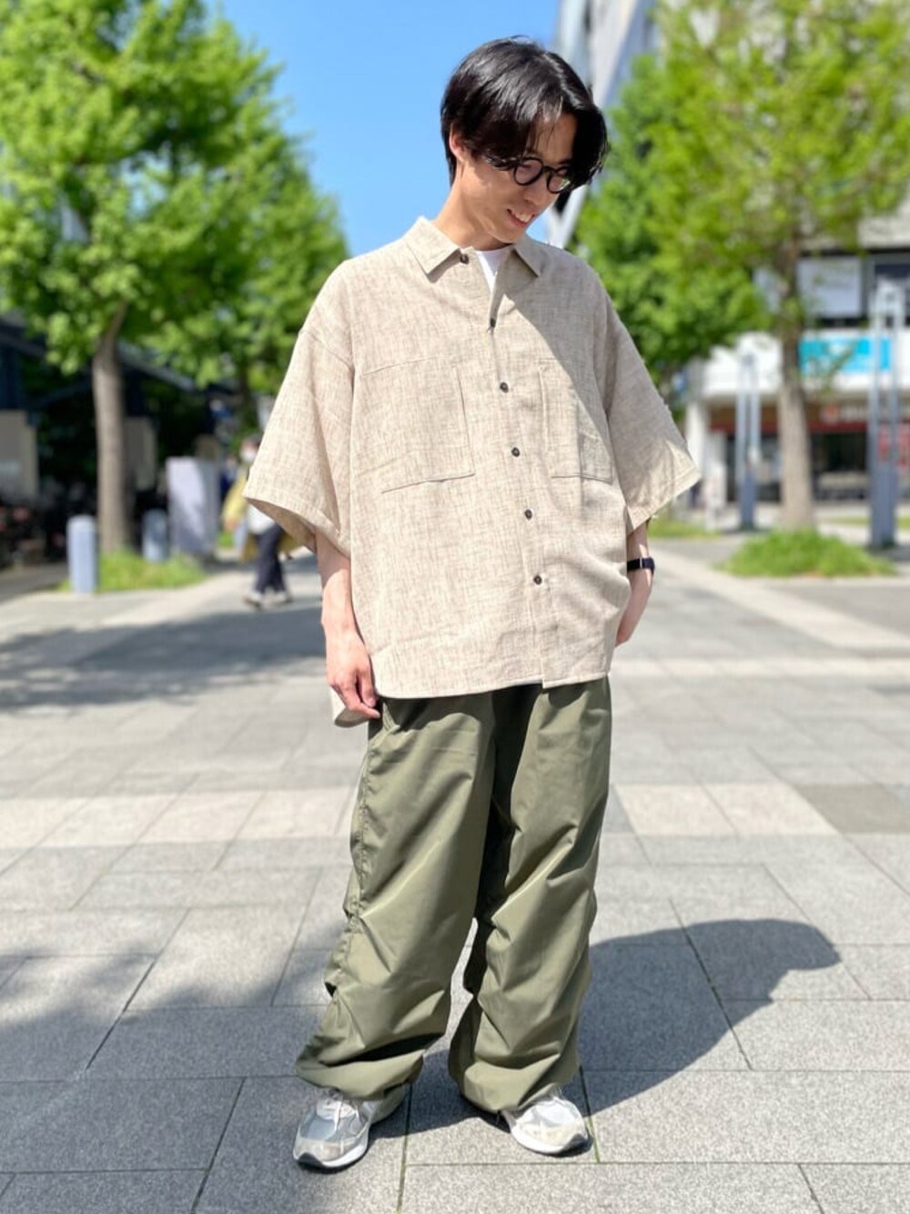 「ごきげんウィーク、フレディアンドグロスター、FREDY&GLOSTER、gloster、ビッグシルエット、休日スタイル、レイヤードスタイル、春夏コーデ、夏コーデ、白Tシャツ、シャツスタイル、シャツコーデ、カーゴパンツ」｜「GLOSTERの【GLOSTER/グロスター】リネンライクミリタリービッグシャツ オーバーサイズシャツ（シャツ/ブラウス、ベージュ系）」を使った、GLOSTER stylingさん（メンズ・168cm）の春コーディネートの1枚目の写真