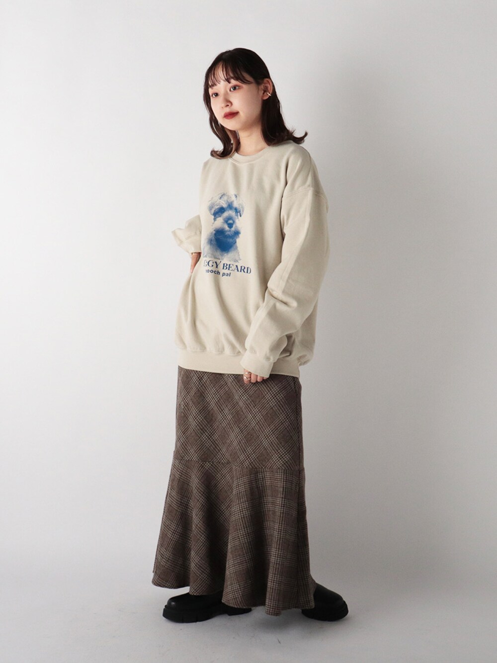 ベージュ系のスカート、ベージュ系のスウェットを着用したレディースの冬コーディネートの1枚目の写真