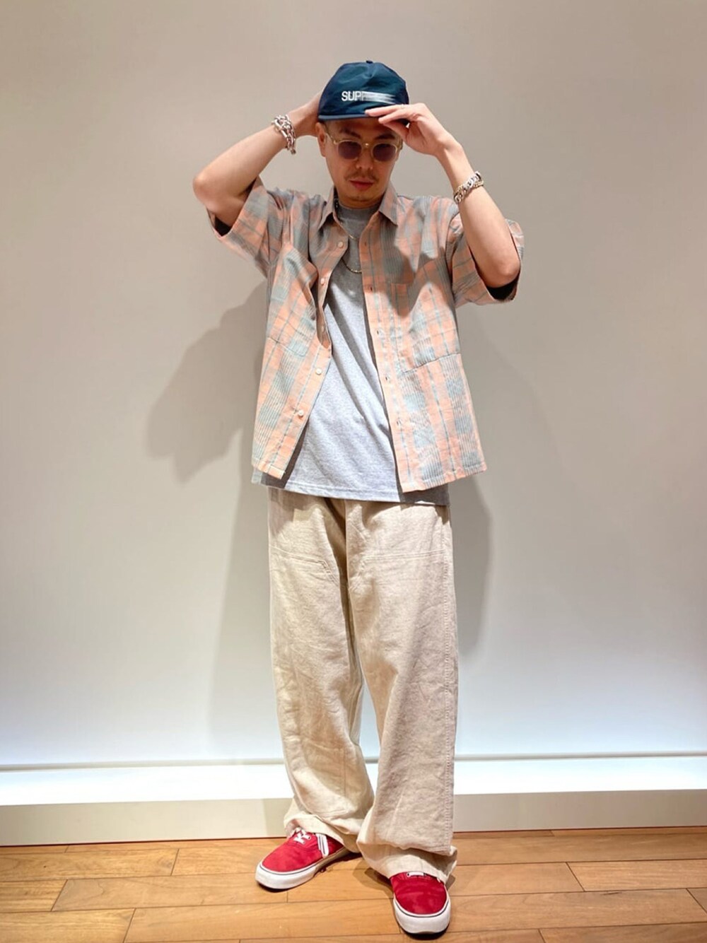 「FREDY&GLOSTER、フレディアンドグロスター、gloster、キャップ、リネン、シャツスタイル、VANS、夏コーデ、きれいめカジュアル、サングラス、チェック、ピンク、休日スタイル、ビックシルエット、スニーカー」｜「GLOSTERの【GLOSTER/グロスター】ビッグポケット シアーチェックシャツ（シャツ/ブラウス、ピンク系）」を使った、GLOSTER stylingさん（メンズ・171cm）の夏コーディネートの1枚目の写真