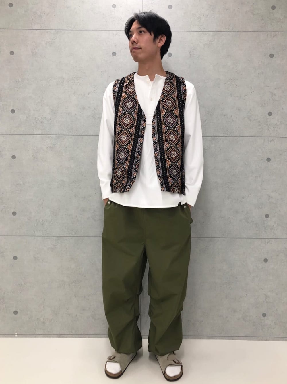 「フレディアンドグロスター、FREDY&GLOSTER、gloster、ベスト、シャツスタイル、レイヤードスタイル、ワイドパンツ、パンツコーデ、春コーデ、シンプルコーデ、休日スタイル、リラックススタイル」｜「GLOSTERの【GLOSTER/グロスター】ゴブランライク ネイティブ柄ベスト（ベスト、ブラック系）」を使った、GLOSTER stylingさん（メンズ・183cm）の春コーディネートの1枚目の写真