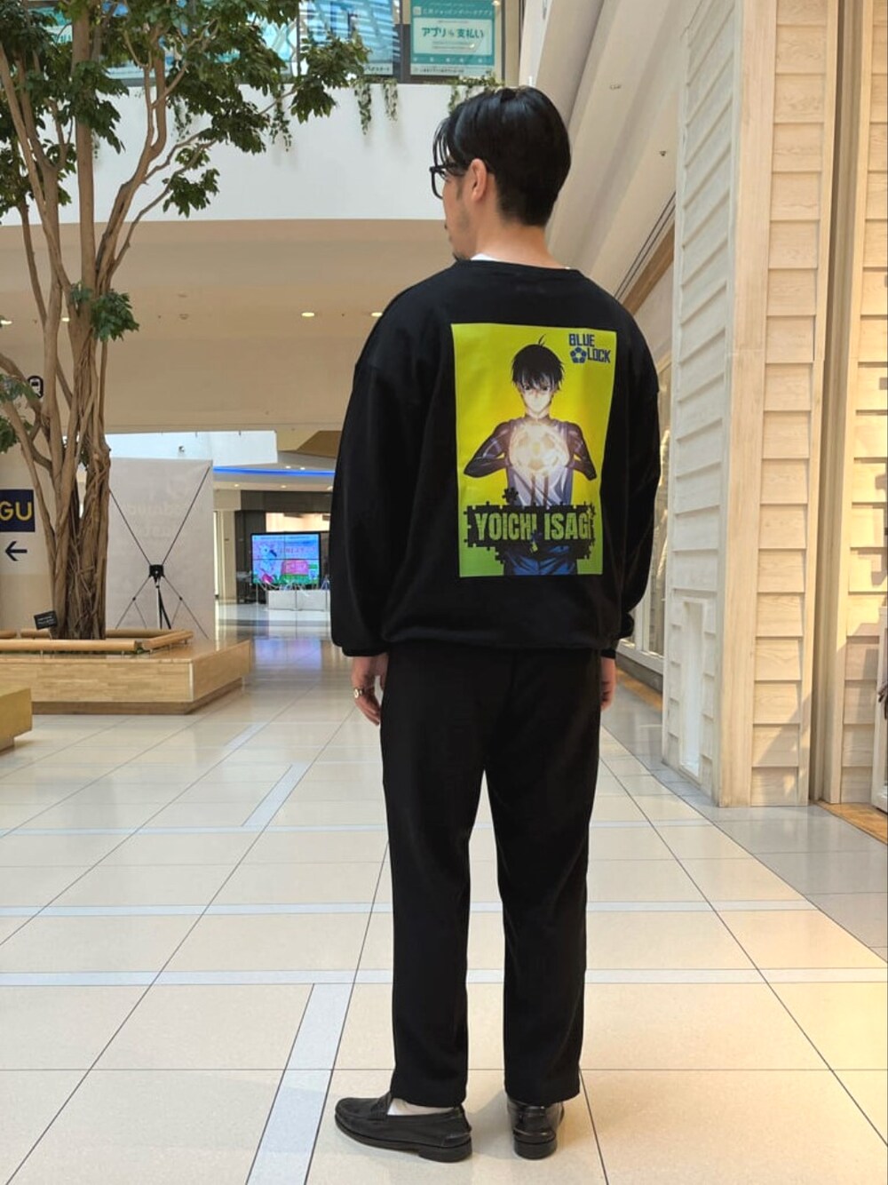 ブラック系のスウェット、ブラック系のその他パンツを着用したメンズの秋コーディネートの1枚目の写真