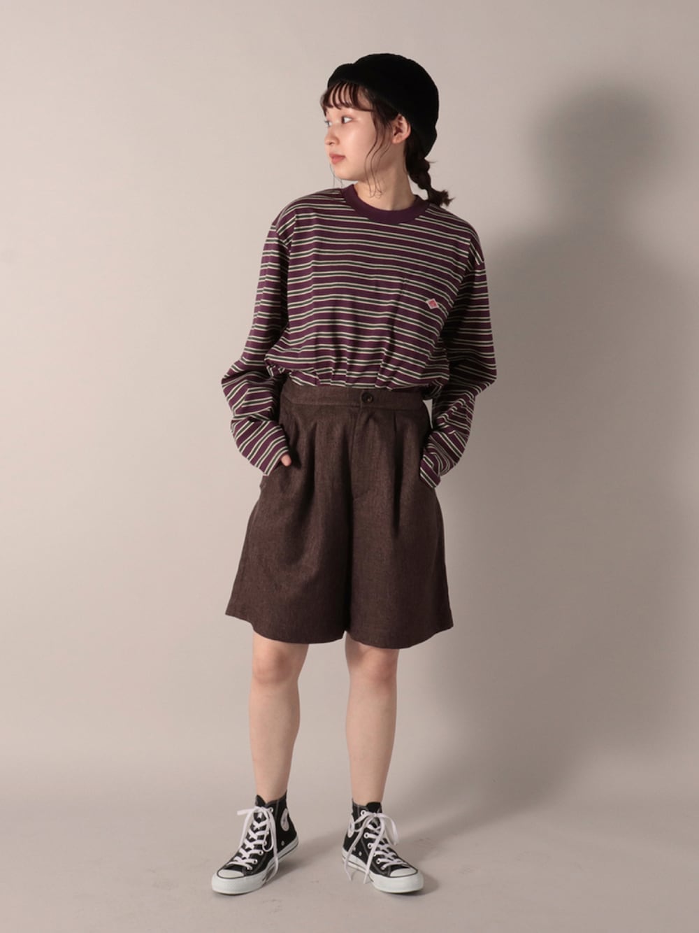 パープル系のTシャツ/カットソー、ブラウン系のその他パンツを着用したレディースの夏コーディネートの1枚目の写真