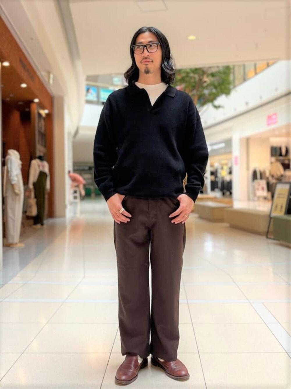 ブラック系のニット/セーター、ブラウン系のその他パンツを着用したメンズの秋コーディネートの1枚目の写真