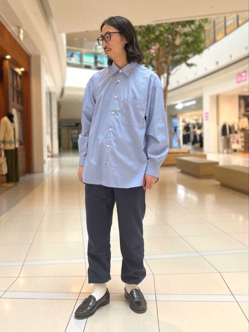 「秋ルック紹介するよ、秋コーデ、シャツスタイル、きれいめカジュアル、スウェット、スウェットパンツ、MLB、ビッグシルエット、ユニセックス、休日スタイル、ストライプシャツ、ブルーコーデ、FREDY&GLOSTER、フレディアンドグロスター、gloster」｜「THOMAS MASONの【THOMAS MASON/トーマス・メイソン】ストライプビッグシャツ レギュラーカラー（シャツ/ブラウス、ブルー系）」を使った、GLOSTER stylingさん（メンズ・175cm）の秋コーディネートの1枚目の写真