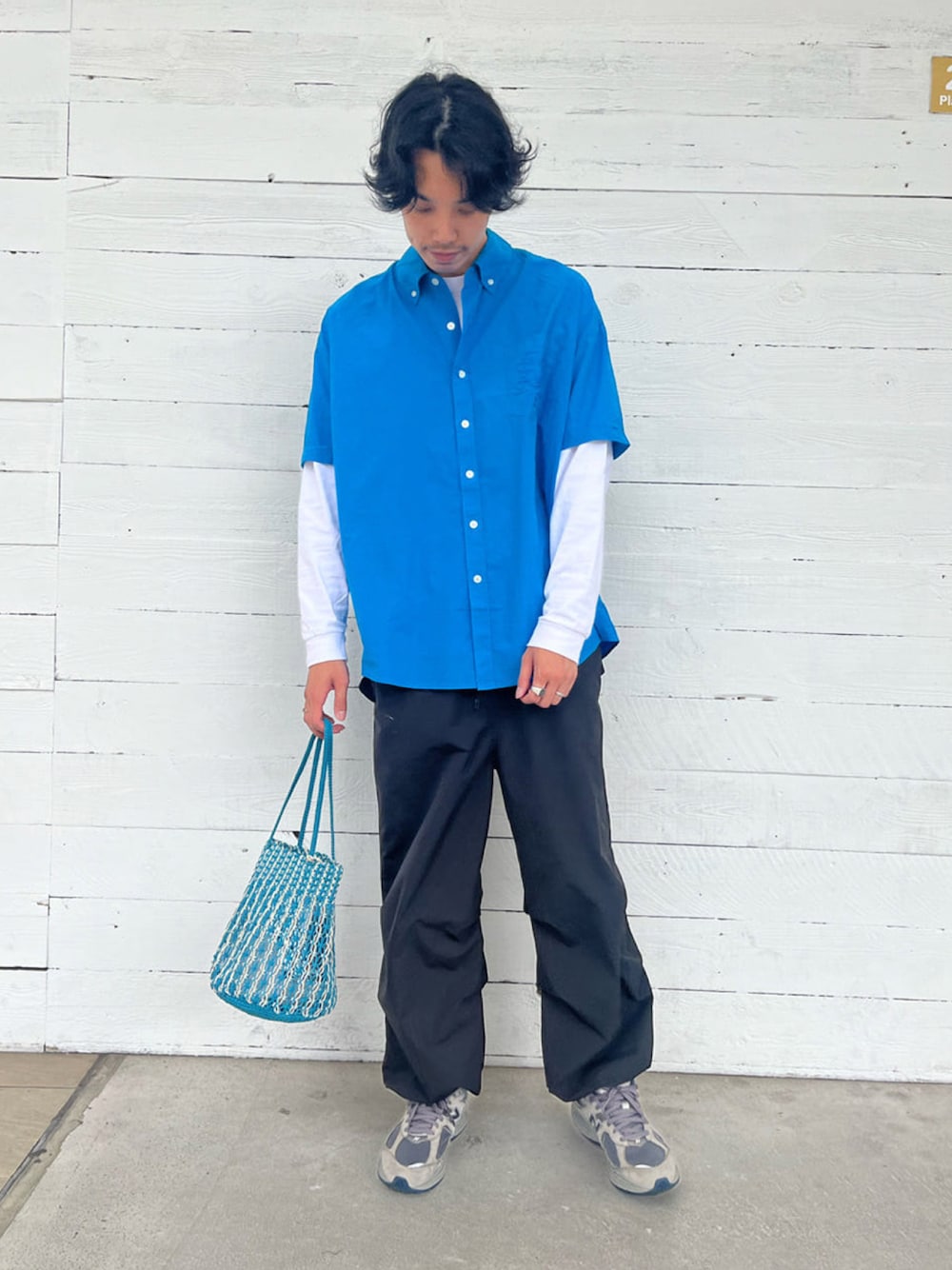 ブルー系のシャツ/ブラウス、ブラック系のその他パンツ、ブルー系のトートバッグを着用したメンズの夏コーディネートの1枚目の写真