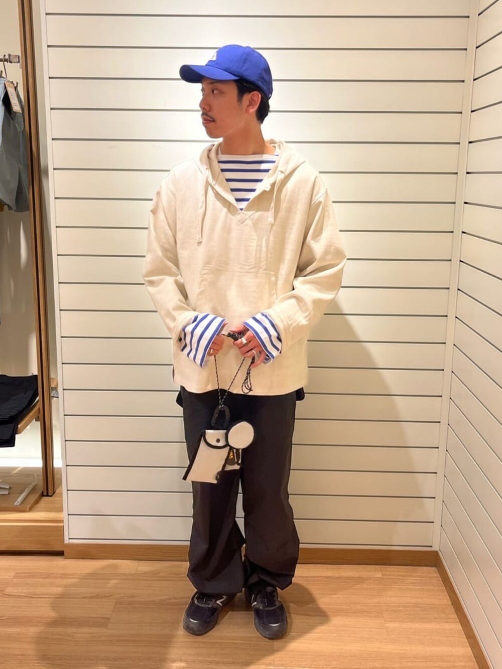 「フレディアンドグロスター、FREDY&GLOSTER、gloster、ボーダー、ボーダートップス、春コーデ、キャップ、レイヤードスタイル、春夏コーデ、ワイドパンツ、メキシカンパーカー」｜「GLOSTERの【GLOSTER/グロスター】メキシカンパーカ（パーカー、ホワイト系）」を使った、GLOSTER stylingさん（メンズ・183cm）の春コーディネートの1枚目の写真
