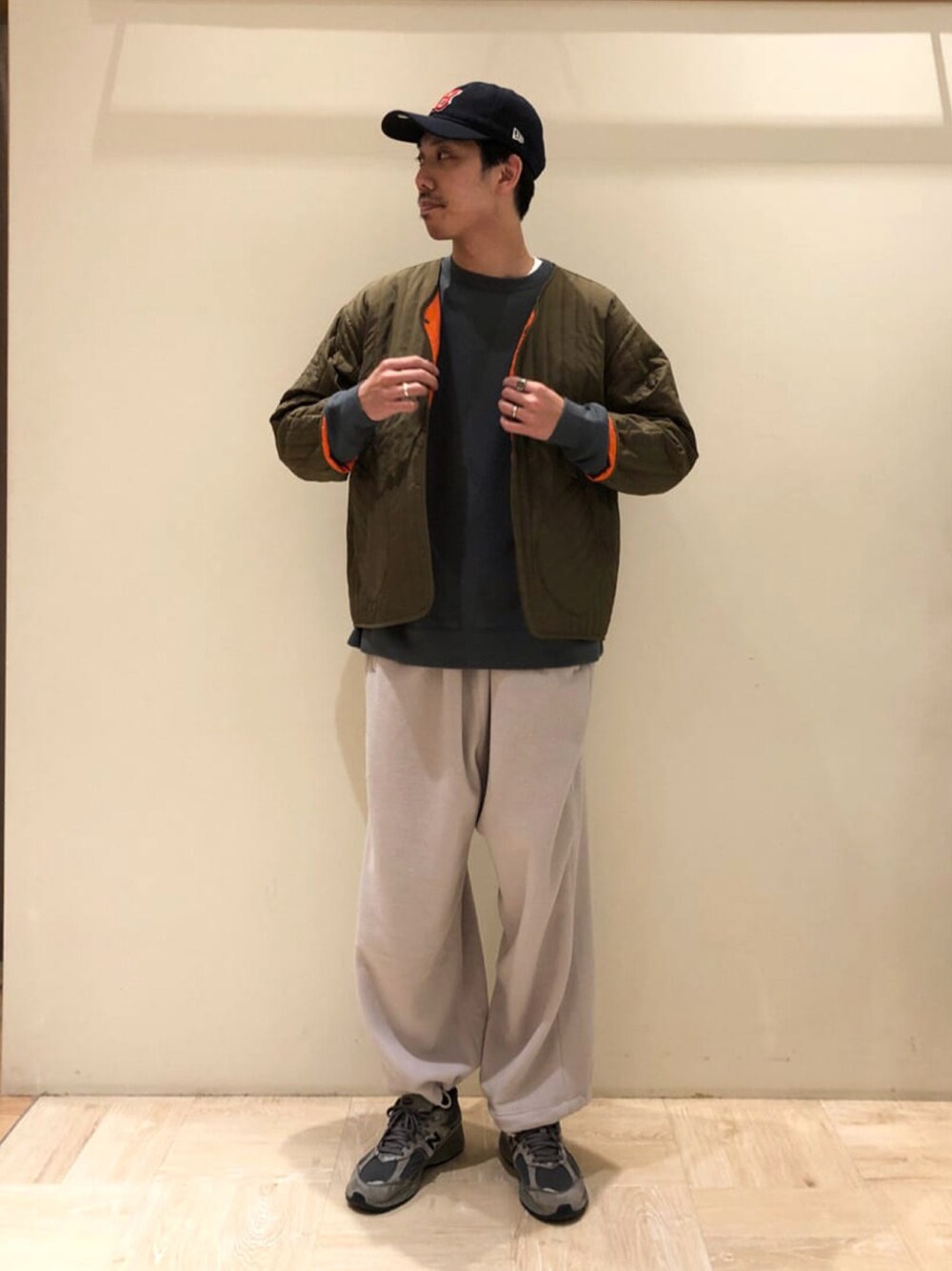 グリーン系のその他アウター、グレー系のスウェット、グレー系のその他パンツを着用したメンズの冬コーディネートの1枚目の写真