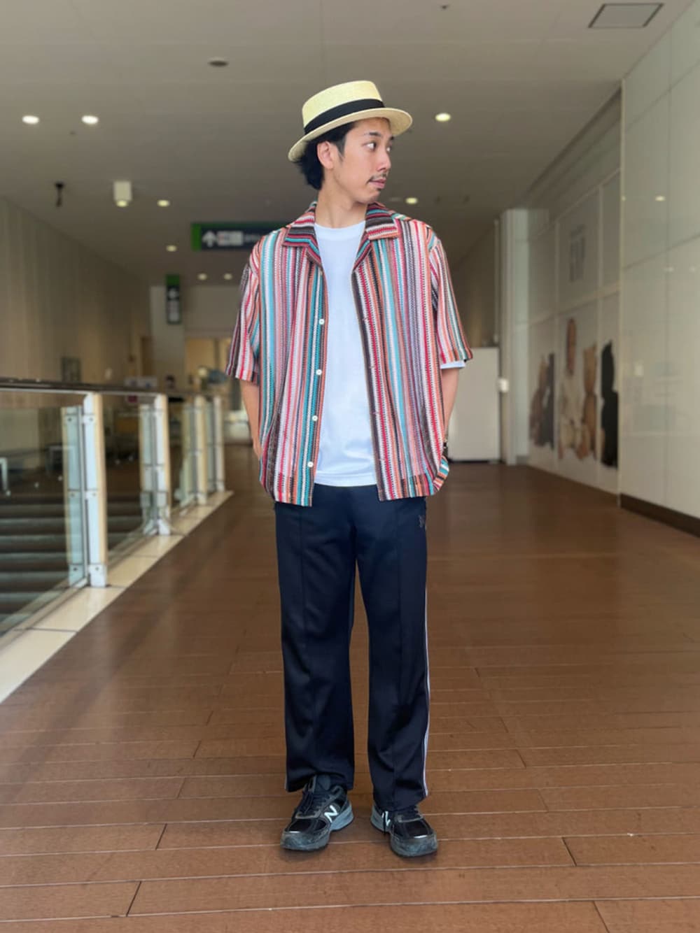 オレンジ系のシャツ/ブラウス、ホワイト系のTシャツ/カットソー、ホワイト系のハットを着用したメンズの夏コーディネートの1枚目の写真