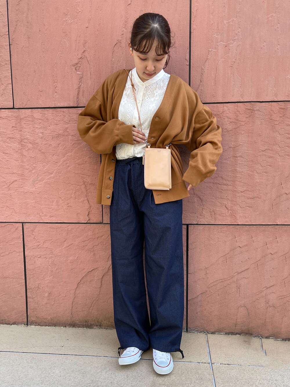 イエロー系のカーディガン/ボレロ、ブルー系のその他パンツ、ベージュ系のショルダーバッグを着用したレディースの夏コーディネートの1枚目の写真